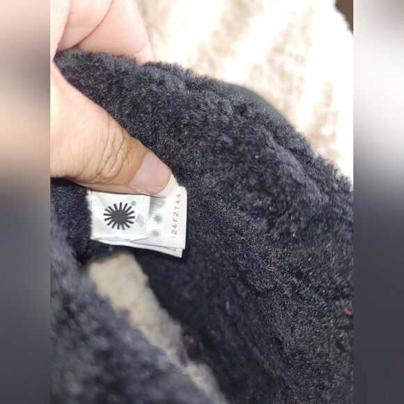 CLEARANCE UGG Fluff Mini Quilted Boot; Black, sz 5. - Picture 4 of 8
